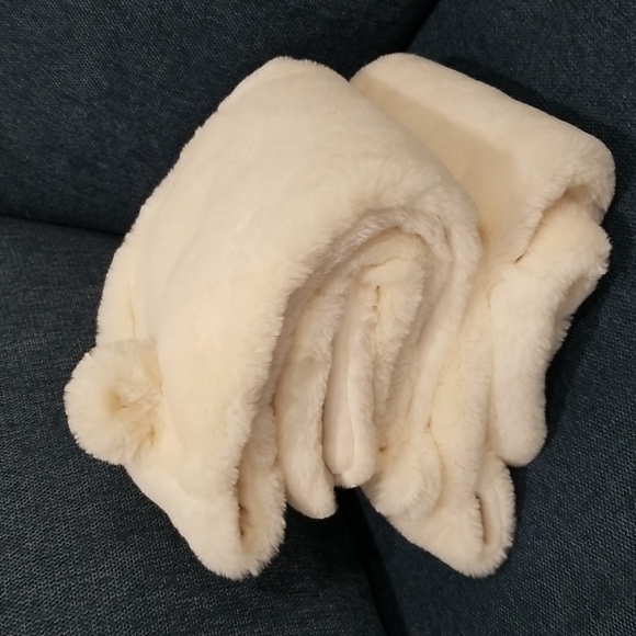 Set of 2 Polar Bear Roots Faux Fur Hat Scarf Combo Set - Picture 5 of 6